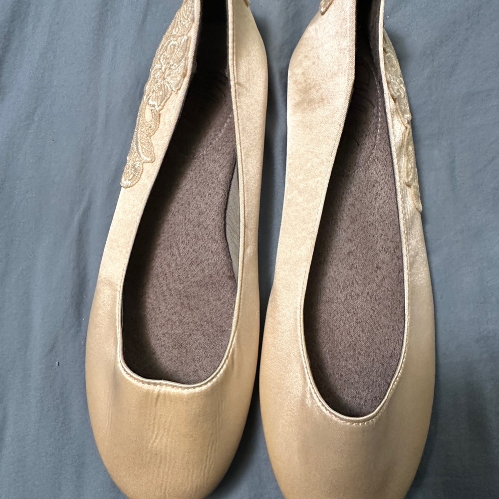New w/o tags - ivory satin flats